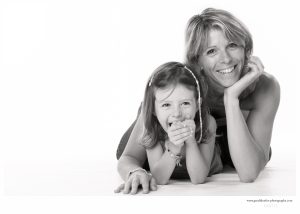 portrait d'une maman et sa fille en studio a Nantes